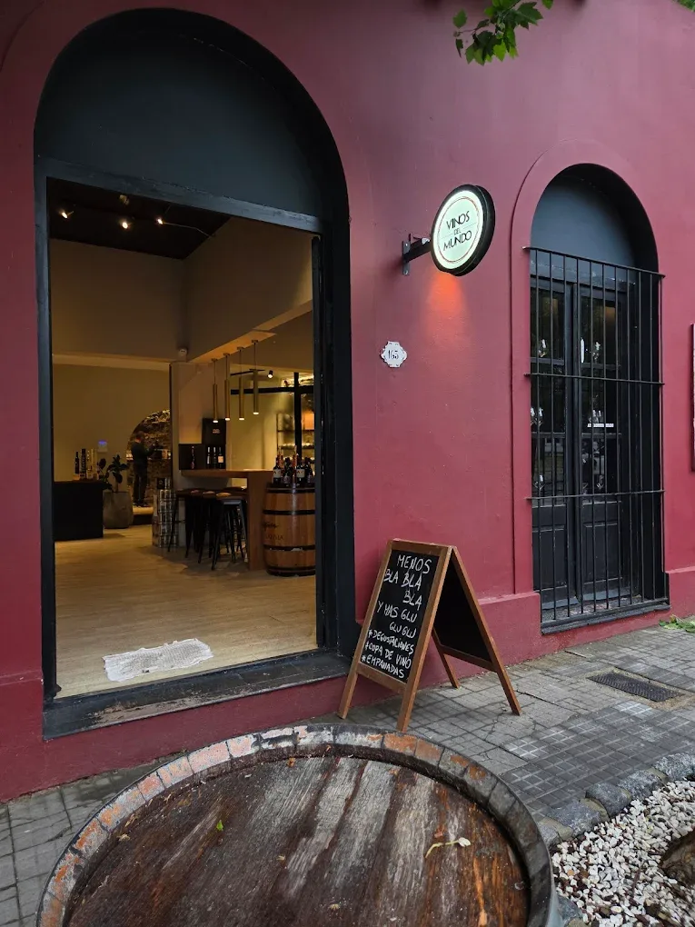 Wine tasting at Vinos del Mundo